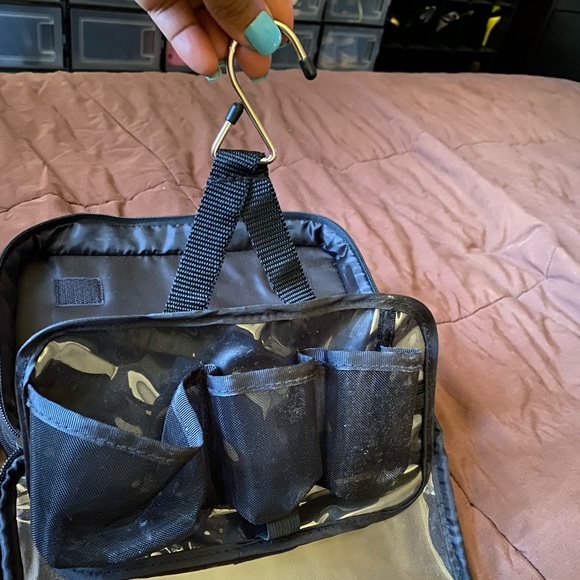 Black travel/make-up case. Great condition - Picture 4 of 7